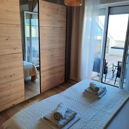 Tino Zagrebacka Ulica 51, * Makarska