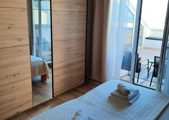 Tino Zagrebacka Ulica 51, * Makarska